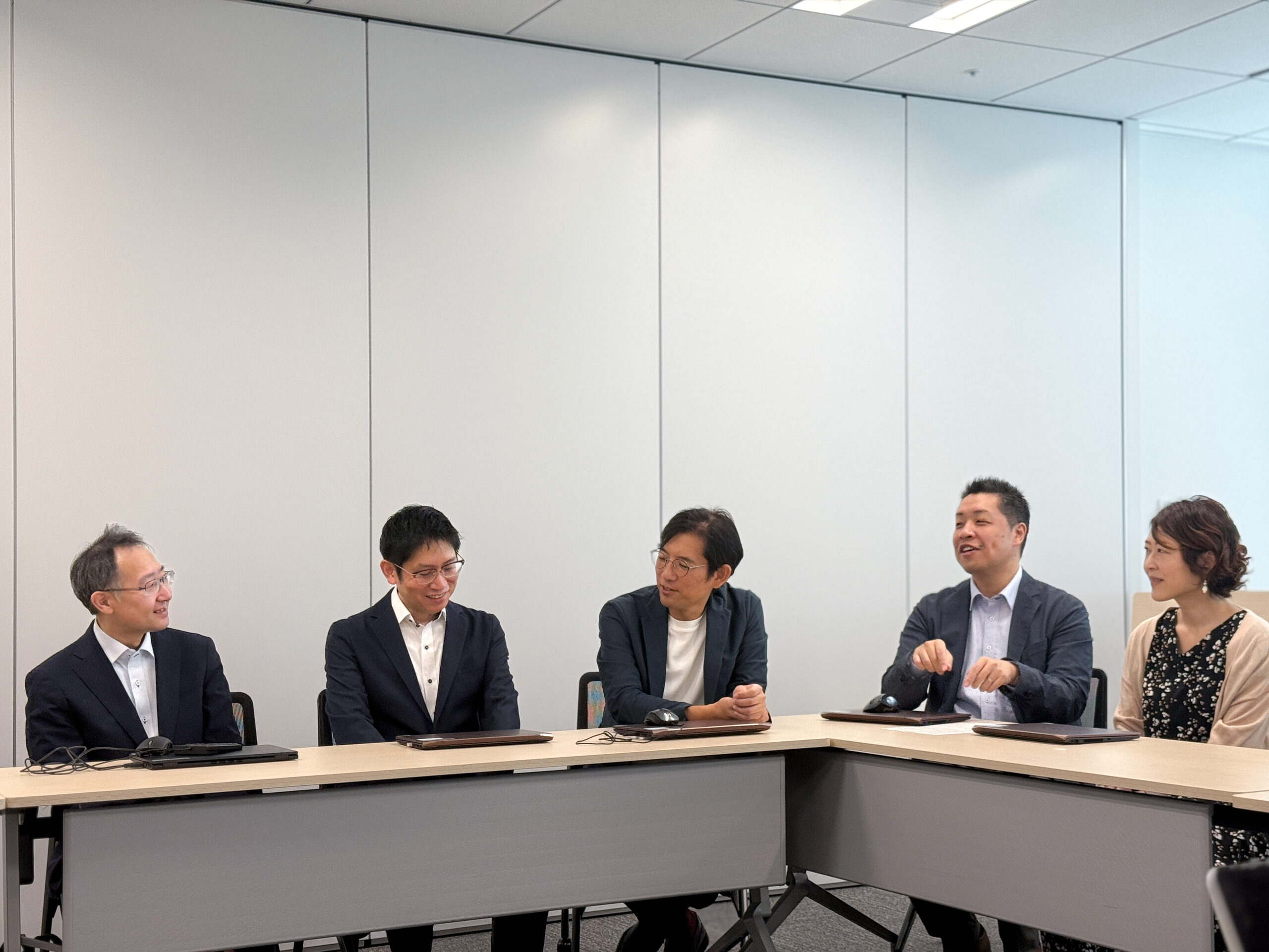 三菱食品の担当者が取材に回答している様子